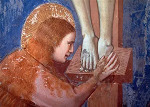 Crucifixion, detail of the Magdalene (Fresco, 1304-1306) Crucifixion, detail of the Magdalene (Fresco, 1304-1306)