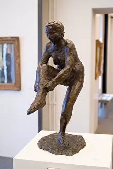 Danseuse tirent son bras (sculpture)