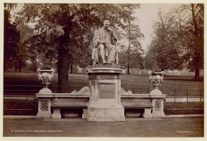 Dr Jenner's Statue in Kensington Gardens (photo) Dr Jenner's Statue in Kensington Gardens (photo)