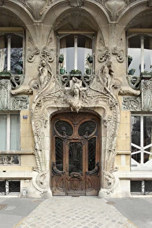 Habitat Gallery: Entrance door to 29 avenue Rapp in the 7th arrondissement in Paris