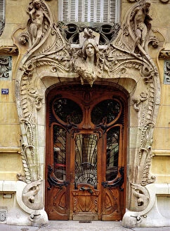 Jugendstil Architecture Collection: Entrance door to the apartments at 29 Avenue Rapp, designed 1901 (photo)