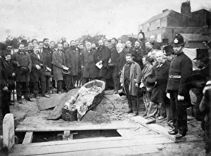 Exhumation of the body of Ugo Foscolo in the cemetery of Chiswick in 1871 - photo atelier Exhumation of the body of Ugo Foscolo in the cemetery of Chiswick in 1871 - photo atelier