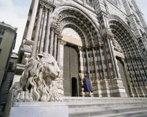 Facade of the Cathedral of San Lorenzo photo) Facade of the Cathedral of San Lorenzo photo)
