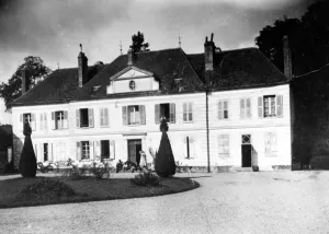 Facade of the Relais, the Natansons home in Villeneuve sur Yonne (b/w photo) Facade of the Relais, the Natansons home in Villeneuve sur Yonne (b/w photo)