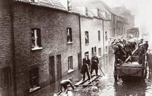 Terraced Houses Gallery: Floods in London, January 1928 (b / w photo)