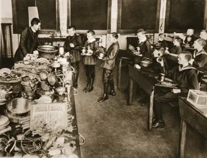From the German side: Schoolboys bringing domestic copper articles to school to replenish From the German side: Schoolboys bringing domestic copper articles to school to replenish
