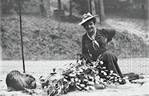 Journalist Gallery: Harriet Chalmers Adams at the zoo, 1912 (b/w photo)