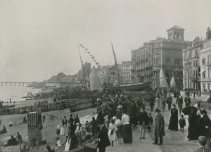 Hastings, the Front, showing Pier (b/w photo) Hastings, the Front, showing Pier (b/w photo)