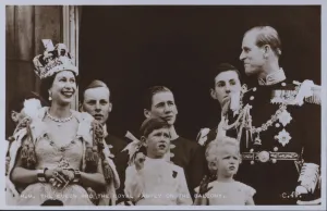HM The Queen and the royal family on the balcony (b/w photo) HM The Queen and the royal family on the balcony (b/w photo)