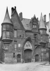 Hotel de Sens, late 19th century-early 20th century (see also 345987) (b/w photo) Hotel de Sens, late 19th century-early 20th century (see also 345987) (b/w photo)