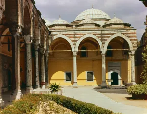 Interior courtyard of the Topkapi Palace (photo) Interior courtyard of the Topkapi Palace (photo)