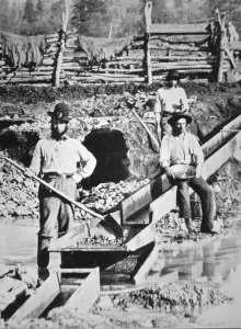Irish prospectors washing for gold, 1849 (b/w photo) Irish prospectors washing for gold, 1849 (b/w photo)
