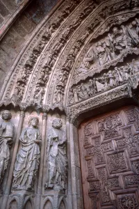 Jamb sculptures of the central portral on the west facade (photo) Jamb sculptures of the central portral on the west facade (photo)