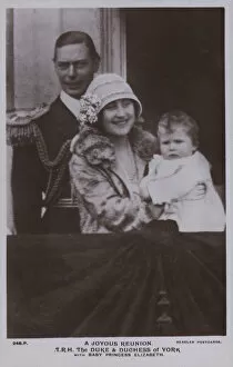 Princess Elizabeth Gallery: A joyous reunion, TRH The Duke and Duchess of York with baby Princess Elizabeth (b / w photo)