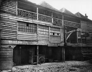 King's Head Inn Yard, Southwark, c.1881 (b/w photo) King's Head Inn Yard, Southwark, c.1881 (b/w photo)
