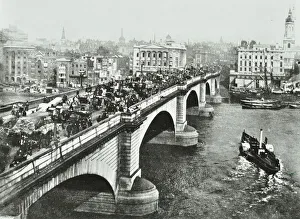London Bridge: horse-drawn traffic on the bridge, 1895 (b/w photo) London Bridge: horse-drawn traffic on the bridge, 1895 (b/w photo)