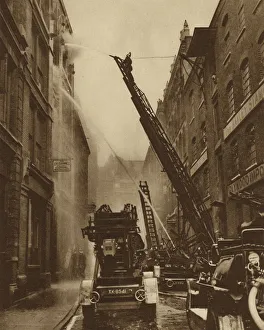 Moor Lane Gallery: How the London Fire Brigade comes to grips with its enemy (b / w photo)