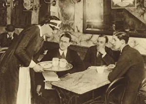 London office workers out for a morning coffee break (b/w photo) London office workers out for a morning coffee break (b/w photo)