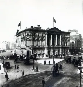 Shaftesbury Avenue Gallery: The London Pavilion, Piccadilly (b / w photo)