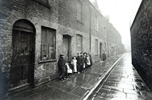 Neighbourhood Gallery: London Slums, c.1900 (b / w photo)