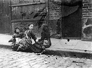 Slums Collection: London Slums, Twine Court (b / w photo)