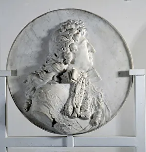 Low relief representing Louis XIV (1638-1715) in medallion (marble) Low relief representing Louis XIV (1638-1715) in medallion (marble)