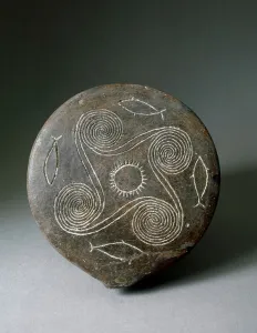 Minoan art: circular disc of Naxos in terracotta. Minoan civilization. 2400-2000 BC Minoan art: circular disc of Naxos in terracotta. Minoan civilization. 2400-2000 BC