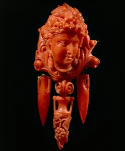 Pendent of a classical head and anaphora in mediterranean coral and gold Pendent of a classical head and anaphora in mediterranean coral and gold