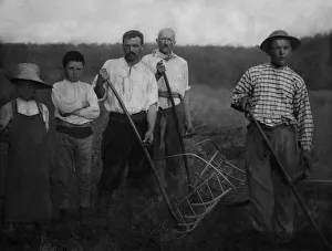 Portrait of agricultural workers, adults and children, from the region of Chaumont (Haute Marne) during the haying Portrait of agricultural workers, adults and children, from the region of Chaumont (Haute Marne) during the haying