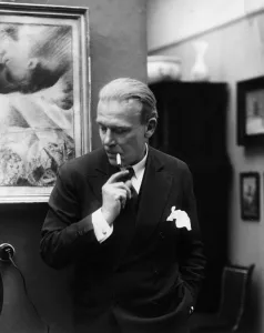 Portrait of German writer Hanns Heinz Ewers (b/w photo) Portrait of German writer Hanns Heinz Ewers (b/w photo)