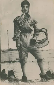 Postcard of an oyster fisher, sent in 1913 (b/w photo) Postcard of an oyster fisher, sent in 1913 (b/w photo)