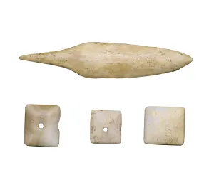 Prehistoire (Neolitique): Arrow tip and bone buttons. From Cueva Toralla (Lleida) Prehistoire (Neolitique): Arrow tip and bone buttons. From Cueva Toralla (Lleida)