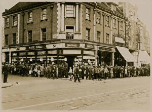 Clapham Collection: Queue for Charlie Chaplin in The Kid at The Majestic, High Street, Clapham, in circa 1921 (photo)