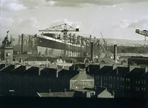 Terraced Houses Gallery: RMS Queen Elizabeth (b / w photo)