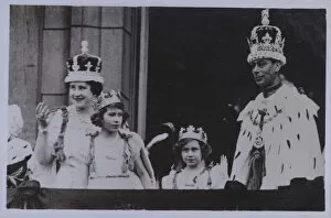Princess Elizabeth Gallery: Royal family, after the coronation of King George VI (b / w photo)