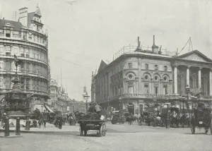 Shaftesbury Avenue Gallery: Shaftesbury Avenue (b / w photo)