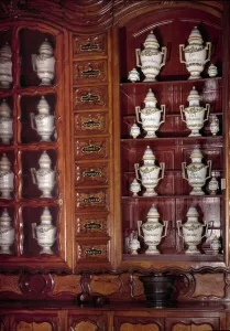 Showcase and pots of apothecary in faience. 17th century Macon, Hotel Dieu Showcase and pots of apothecary in faience. 17th century Macon, Hotel Dieu