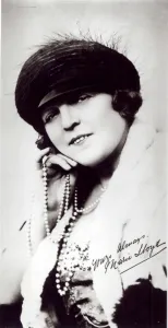 Signed photograph of Marie Lloyd (1870-1922) (b&w photo) Signed photograph of Marie Lloyd (1870-1922) (b&w photo)