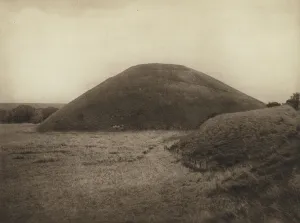 Silbury Hill near Avebury (b/w photo) Silbury Hill near Avebury (b/w photo)