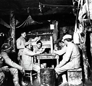 1914 1918 Gallery: Soldiers Playing Cards in a Trench, First World War (b/w photo)