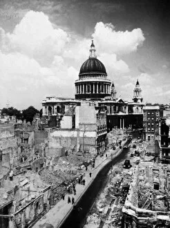 War & Military Scenes: 20th Century Gallery: St Pauls and the Aftermath of the Battle of Britain, September 1940 (b / w photo)