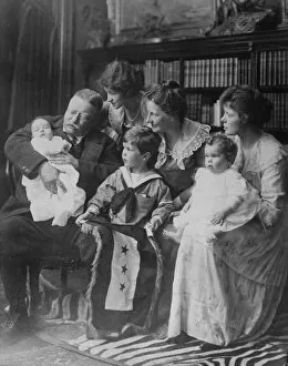 Progressive Collection: Theodore Roosevelt with his wife Ethel and grandchildren, 1918 (b / w photo)