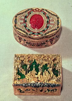 Images Dated 22nd November 2007: Top: Gold snuffbox inlaid with various stones with a cornelian cameo in the centre with