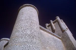 View of a drum tower and the keep from below (photo) View of a drum tower and the keep from below (photo)