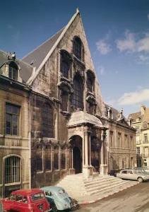 View of the facade of the Palais de Justice, built in 1572 (photo) View of the facade of the Palais de Justice, built in 1572 (photo)