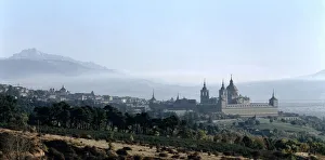 View of the Monasterio de San Lorenzo de El Escorial (photo) View of the Monasterio de San Lorenzo de El Escorial (photo)