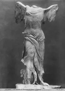 View of the Victory of Samothrace in the Louvre museum, before 1902 (see also 326607-608 View of the Victory of Samothrace in the Louvre museum, before 1902 (see also 326607-608