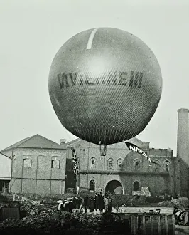 Vivienne III balloon in front of the Wandsworth Gas Company, 1898 (b/w photo) Vivienne III balloon in front of the Wandsworth Gas Company, 1898 (b/w photo)