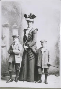 William Lawrence Bragg (1890-1971) with his mother and brother in Adelaide, c William Lawrence Bragg (1890-1971) with his mother and brother in Adelaide, c