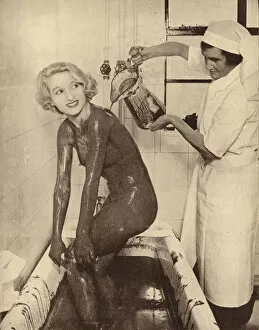 Beauty Therapists Gallery: Woman having a mud bath treatment at a beauty salon (b / w photo)
